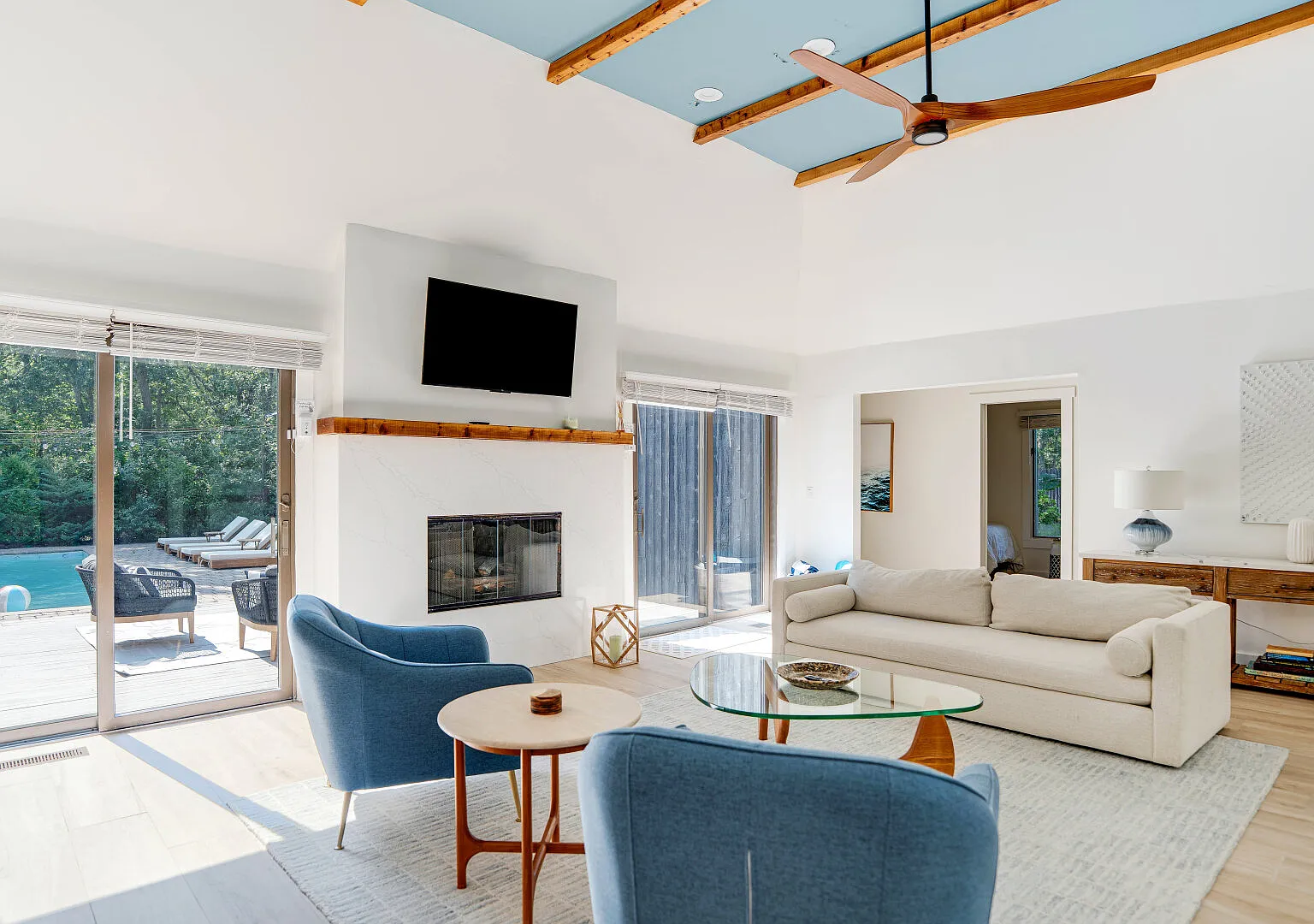Chic Southampton Retreat: Heated Pool & Indoor-Outdoor Living — Photo 4