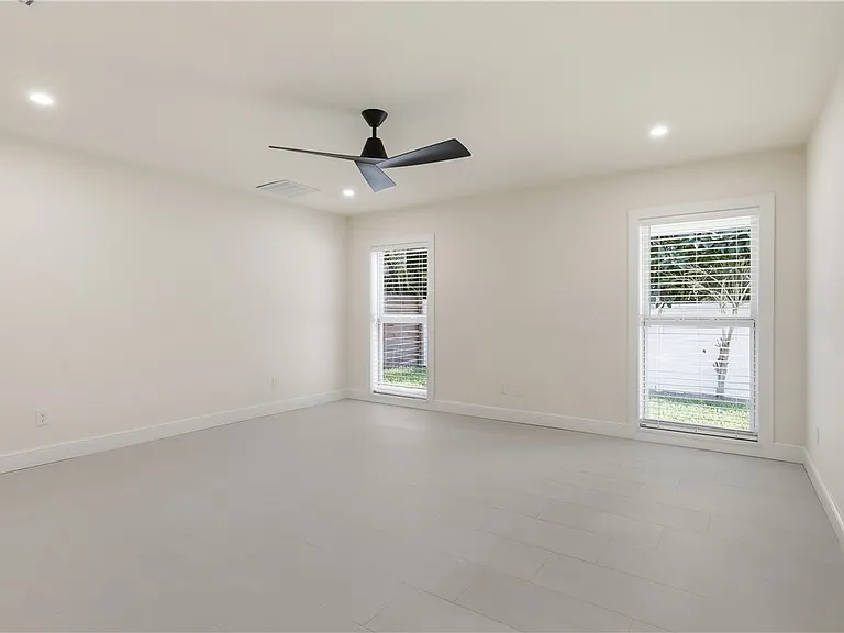 726 Live Oak Ln — Photo 8