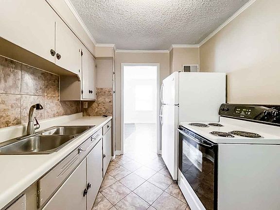 3rd image of 2721 N Adams St #2719