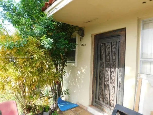 5470 W 8th Ln, Hialeah, FL 33012
