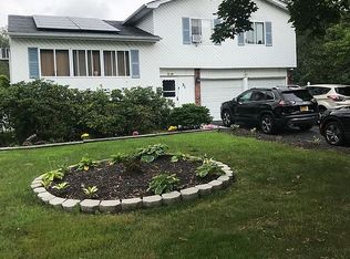31 Sparrow Dr, Coram, NY 11727