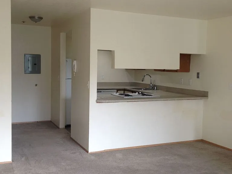 University Court Apartments — Photo 13