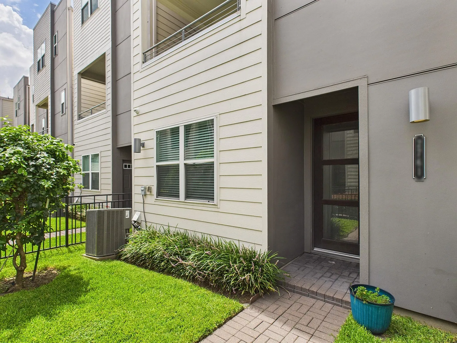 3 bed, 3.5 bath, 2092 sqft, $2,900 — Photo 2