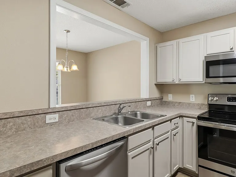1014 Towne Park Dr — Photo 7