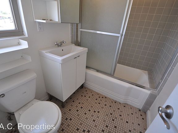 4th image of 605 N Hollywood Way #C