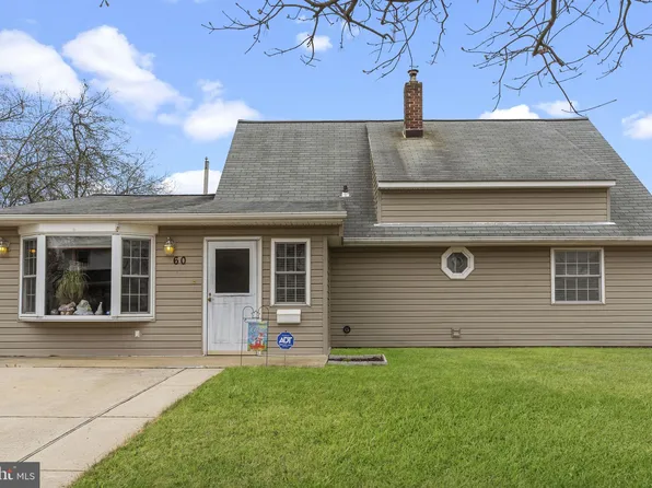 60 Narcissus Ln, Levittown, PA 19054