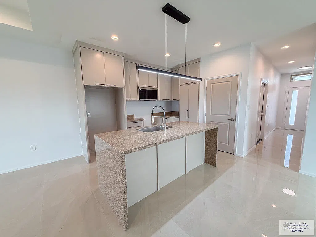 3 bed, 2.0 bath, 1375 sqft, $1,950 — Photo 2