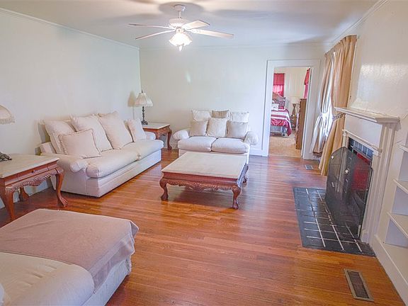 3rd image of 1130 N Park Ave