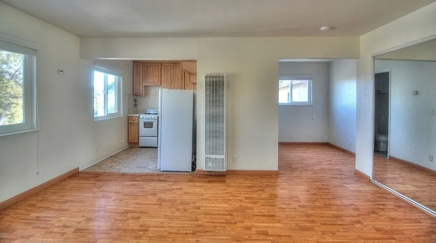 Bright, Spacious Studio with Alcove Perfect for Home Office! — Photo 2