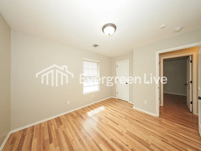10701 SE 26th St — Photo 10