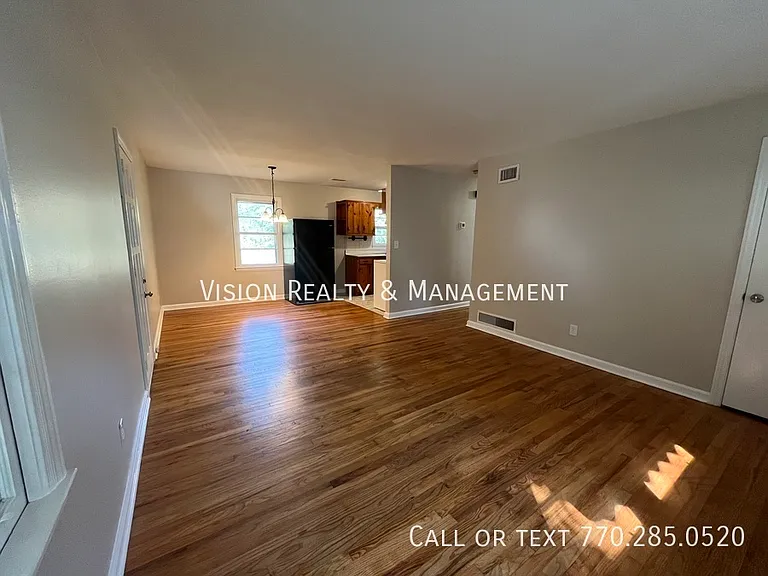 1148 Center St SW — Photo 3
