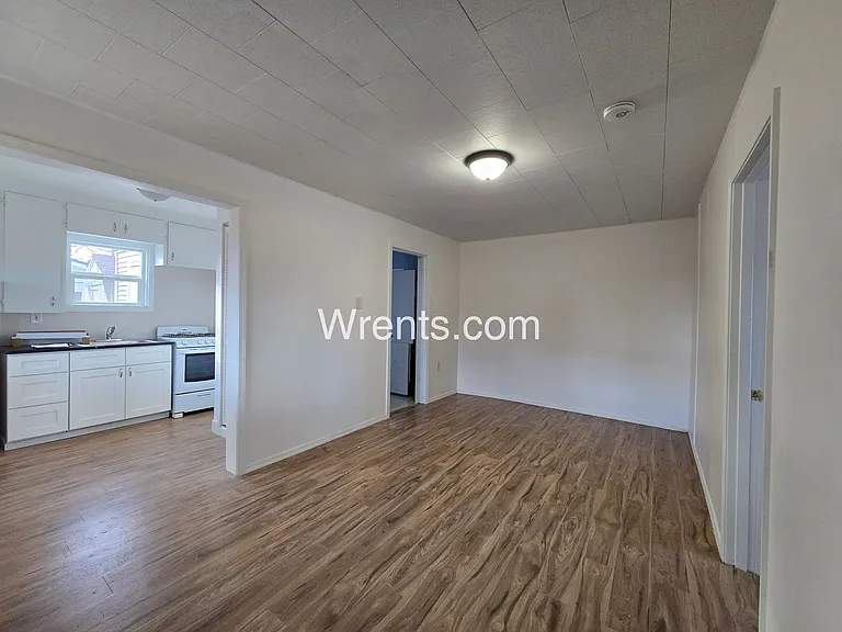 1327 E Bridgeport Ave — Photo 3