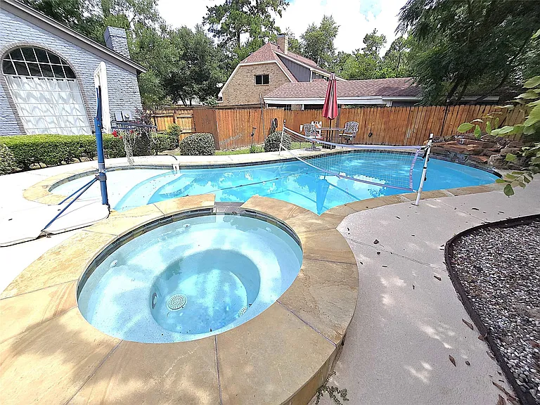 560 Brandon Rd — Photo 2