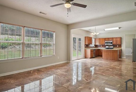 4th image of 2455 Beckenham Pl