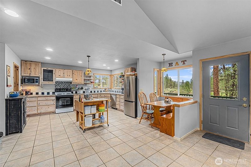 4th image of 40048 Cayuse Cove E