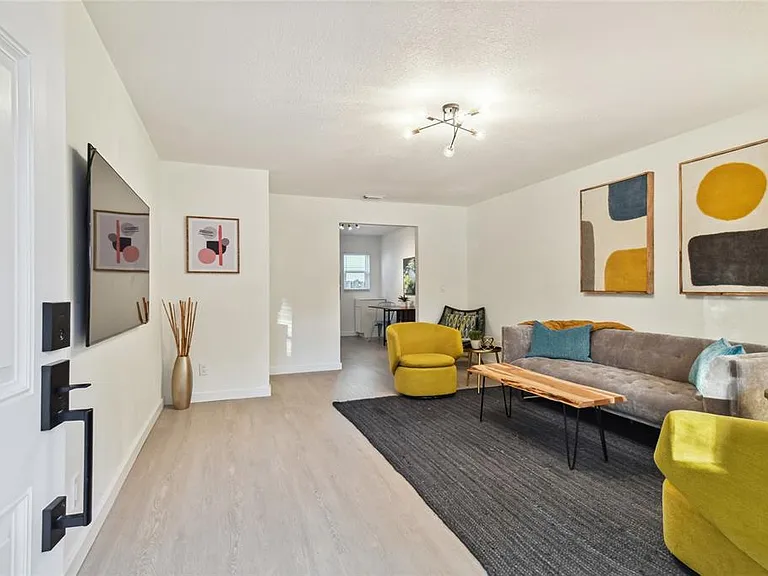 6422 S Adelia Ave — Photo 4