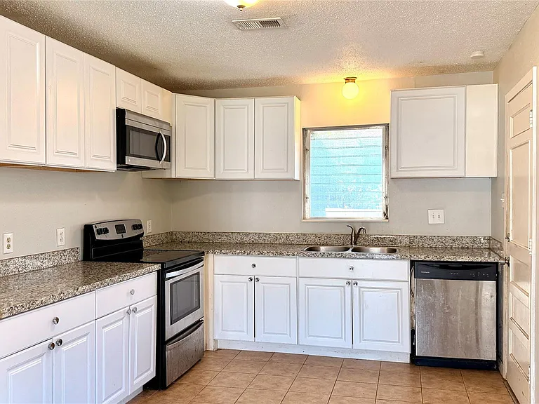 10502 Ambursen St — Photo 5