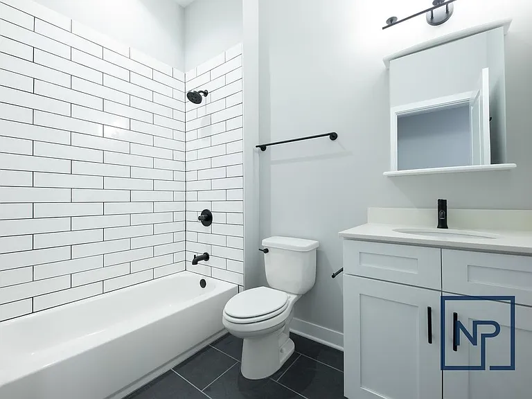 1637 W Chicago Ave #201 — Photo 8