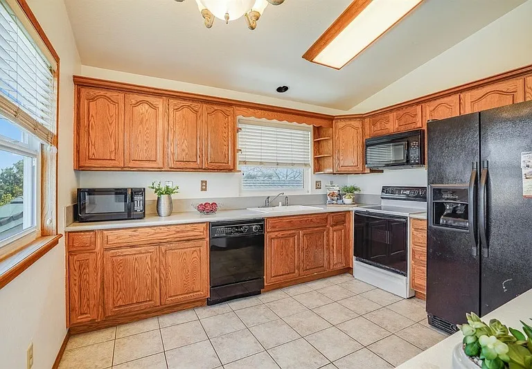 1561 Spring Ct — Photo 16