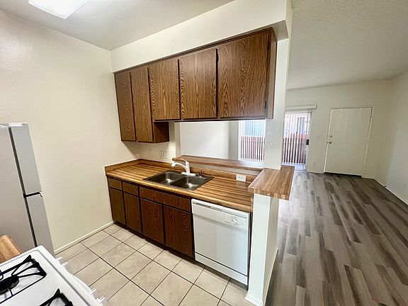 5th image of 17806 Kinzie St APT 106