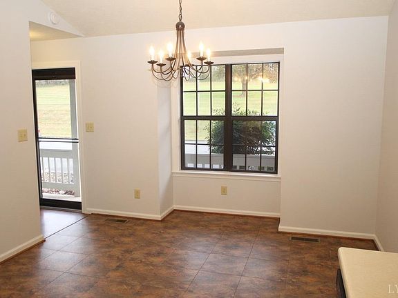 3rd image of 203 Goose Hollow Dr