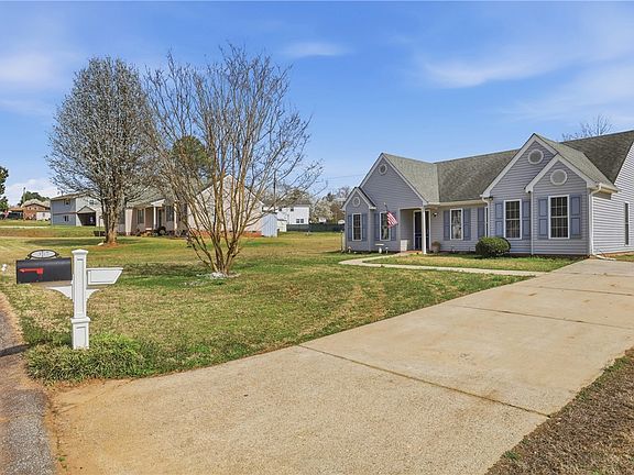 3rd image of 307 Forest Creek Dr