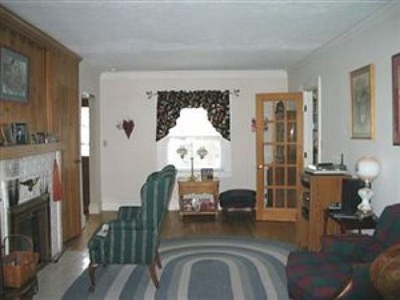 4th image of 192 Fournier St