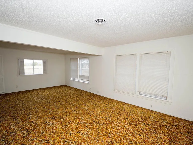 2047 FM 2933 — Photo 23