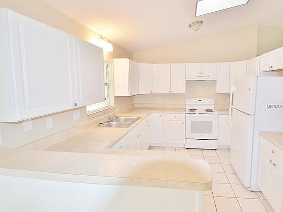 3rd image of 909 SW 29th St