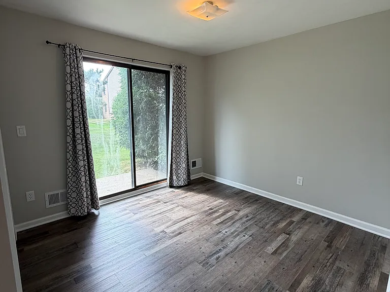 24160 Ashford Ln #25 — Photo 8