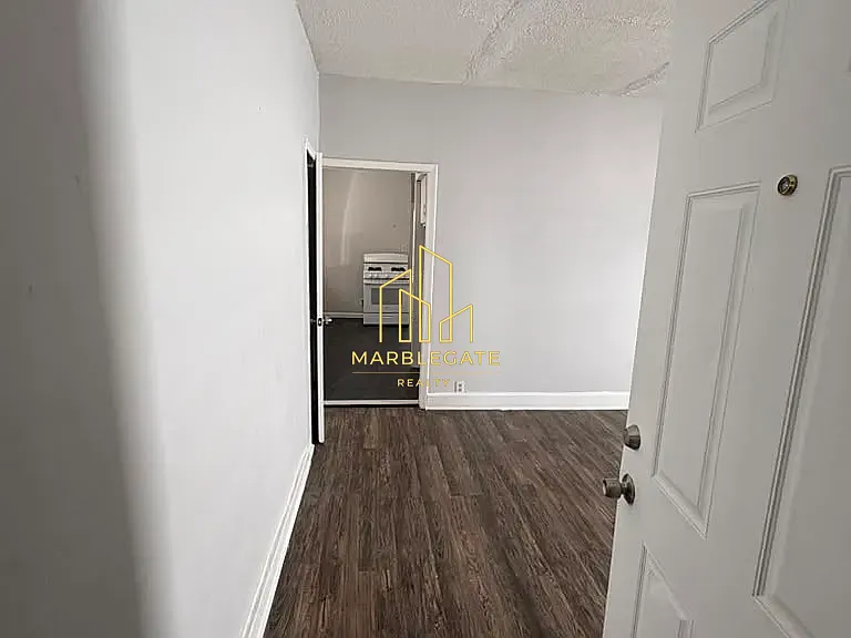 381 Leslie St #22 — Photo 4