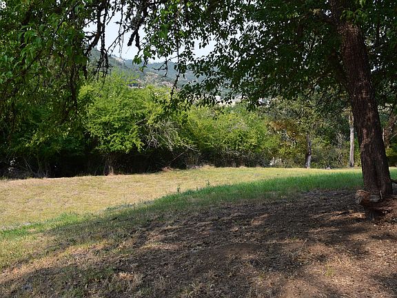 3rd image of 437 SE Dos Gatos Ct