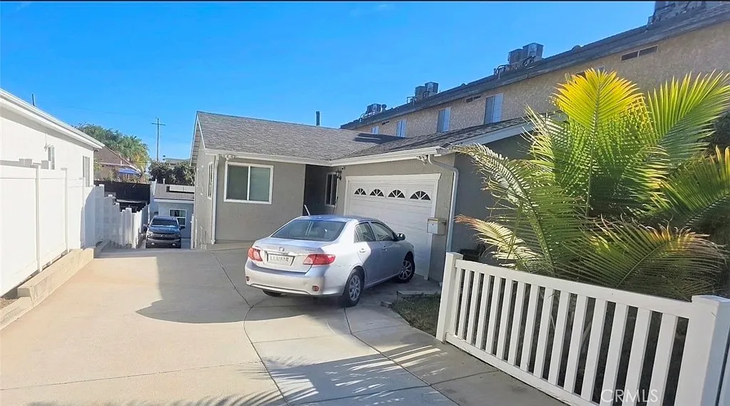 3 bed, 952 sqft, $3,600 — Photo 1