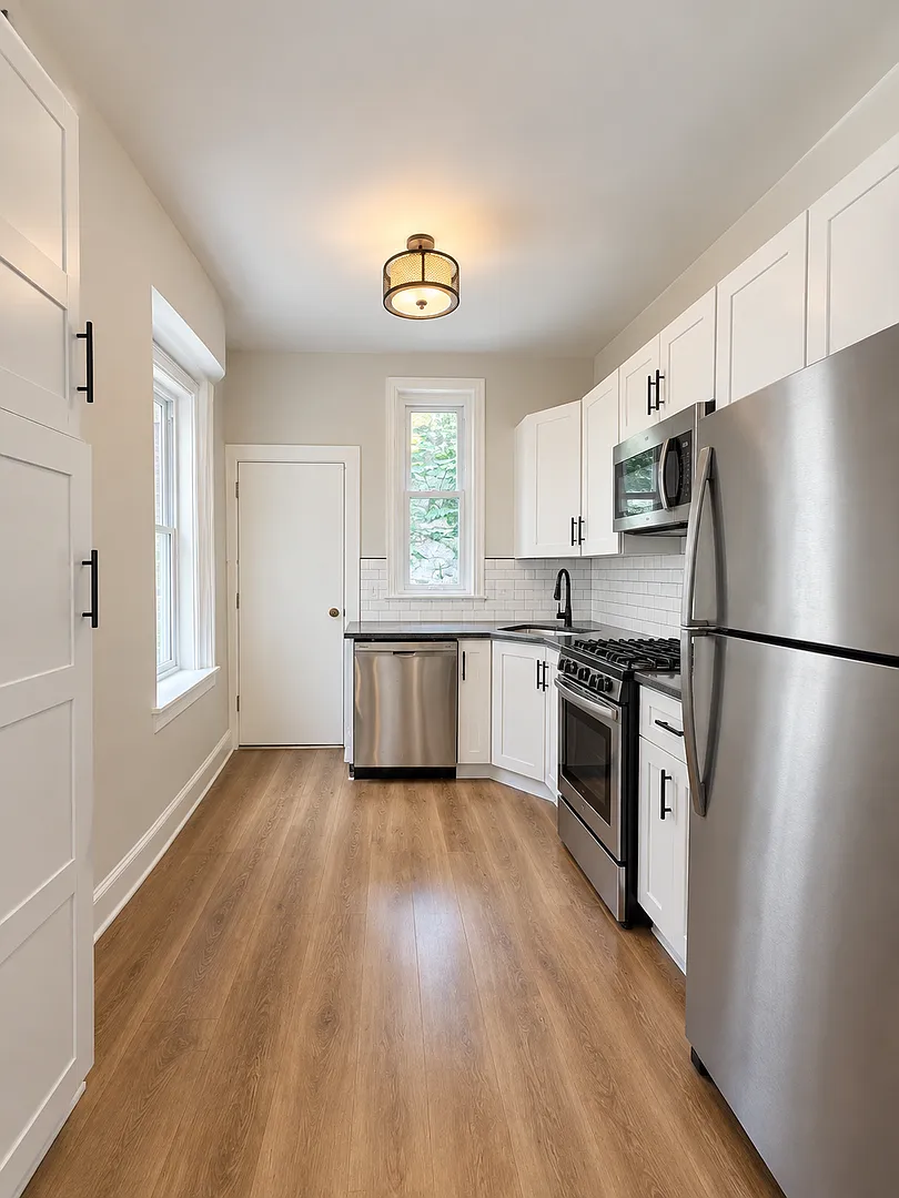 Spacious Two Bedroom + Den Home in West Powelton! — Photo 2