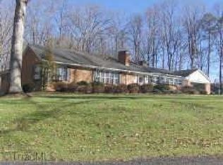 176 Pineview Dr, Mount Airy, NC 27030