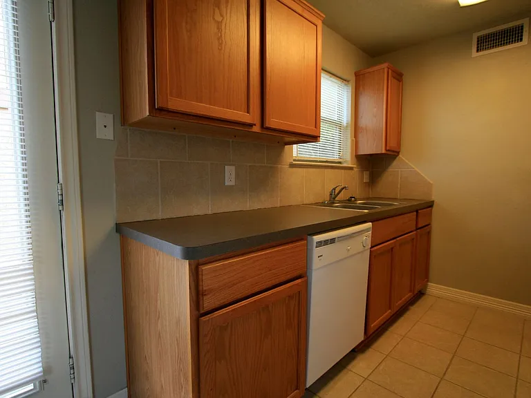 704 Gaytha Cir — Photo 5