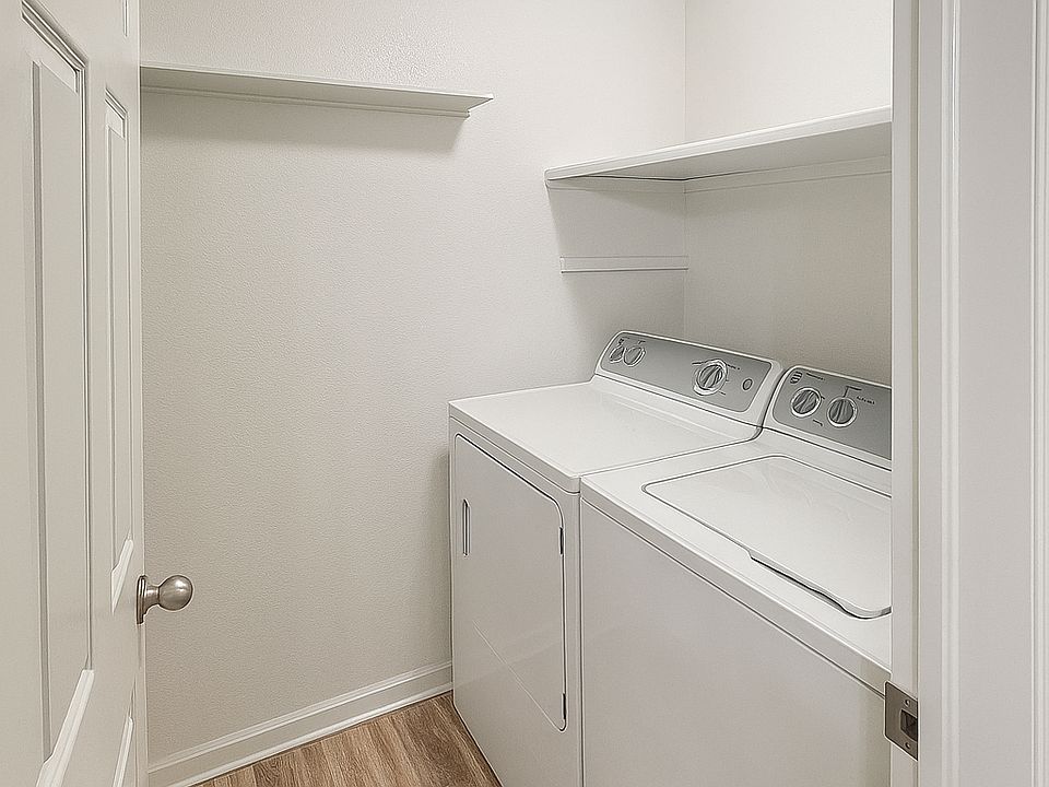 In-unit washer/dryer off of secondary bathroom