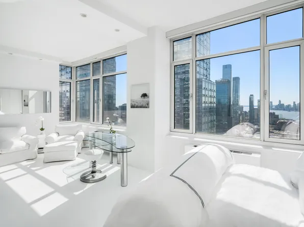 635 West 42nd Street image 4 of 19