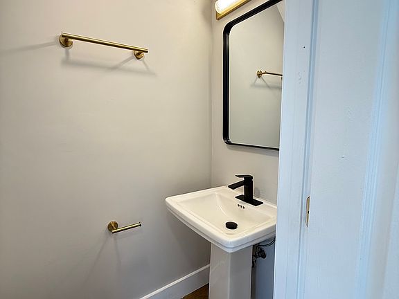 2nd image of 6932 Hawthorne St