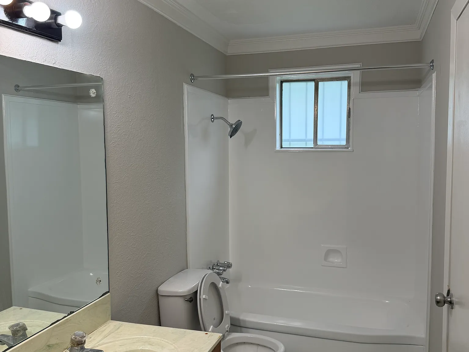 3 bed, 1900 sqft, $1,350 — Photo 3