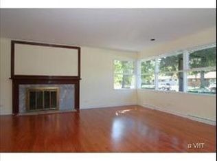 825 Dell Rd, Northbrook, IL 60062