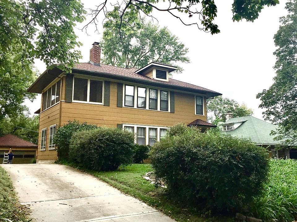 Well maintained 1920's building in a great neighborhood.