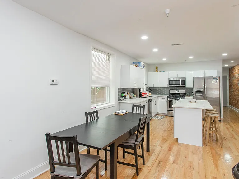 1629 Wallace St #1R — Photo 2
