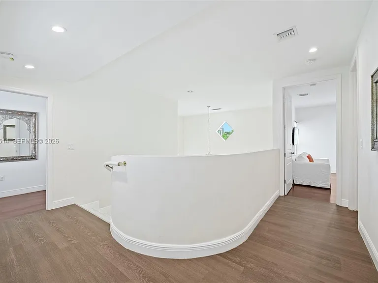 2501 Pine Tree Dr — Photo 22