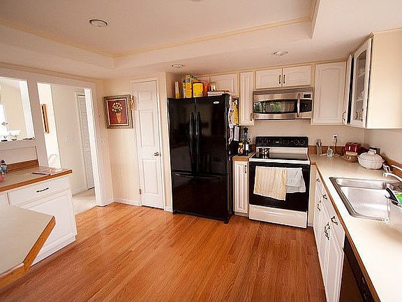 Sunny, Beautiful Kitchen