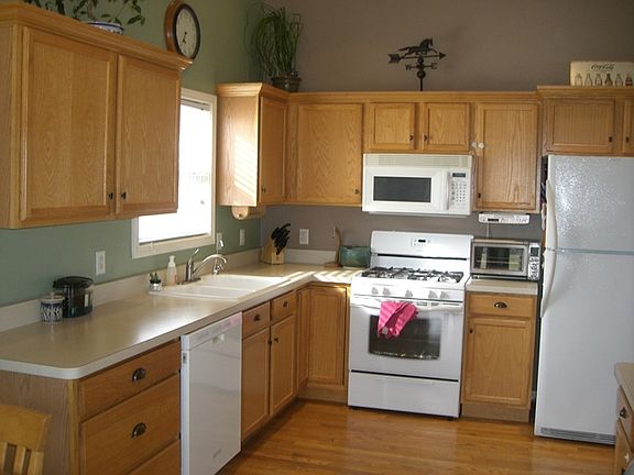 3rd image of 526 Yorkshire Dr