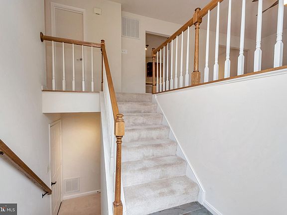 3rd image of 18 Darbywood Ct