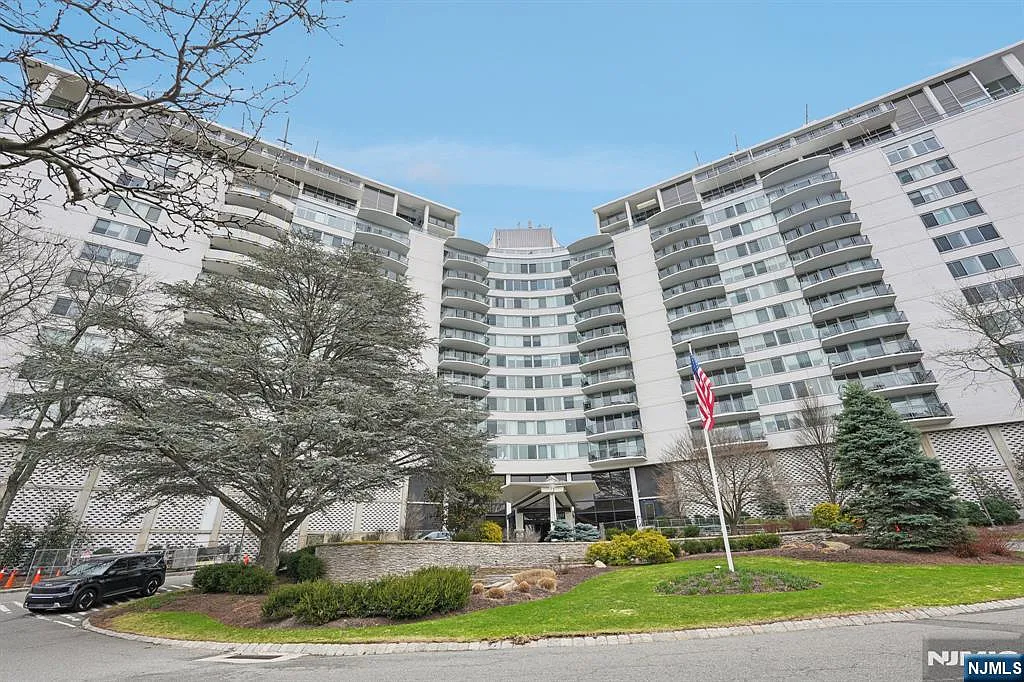 1 Claridge Dr APT 104 photo 1