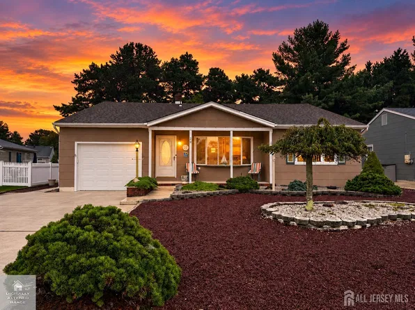 20 Auburn Rd, Toms River, NJ 08757
