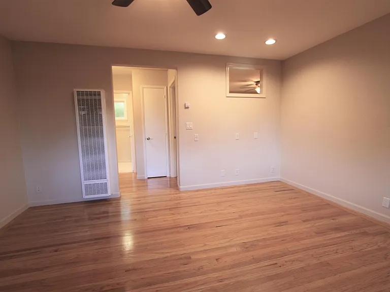 560 University Dr — Photo 11